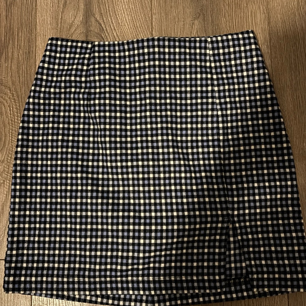 only worn once. smoke free/pet free home. feel free to message me!